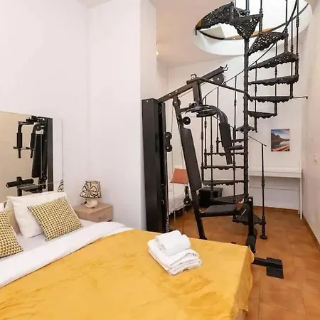 Cozy 3 Story House In Old Town Apartment