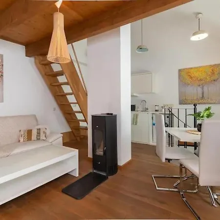 Cozy 3 Story House In Old Town *