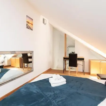 Cozy 3 Story House In Old Town Apartment