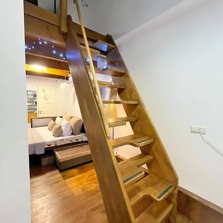 Cozy 3 Story House In Old Town