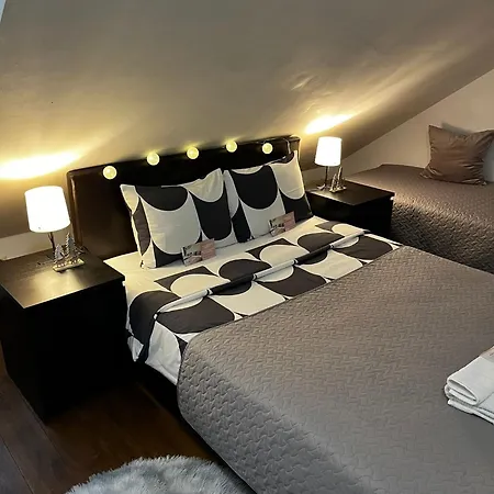 Апартаменты Cozy 3 Story House In Old Town