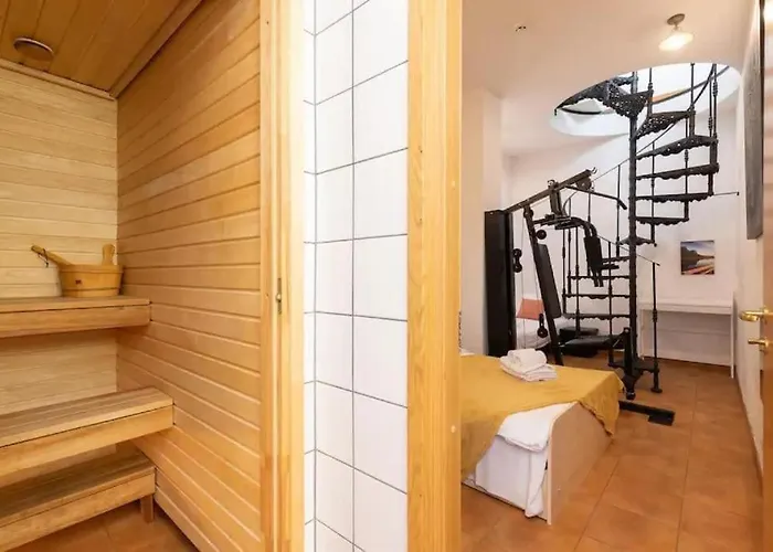 Cozy 3 Story House In Old Town *