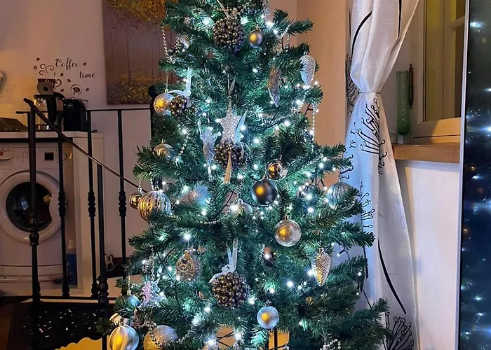 Апартаменти Cozy 3 Story House In Old Town