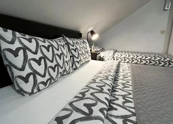 Cozy 3 Story House In Old Town 아파트