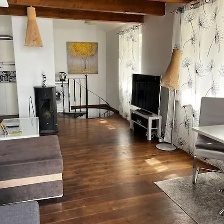 Апартаменти Cozy 3 Story House In Old Town *