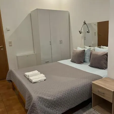 Апартаменти Cozy 3 Story House In Old Town