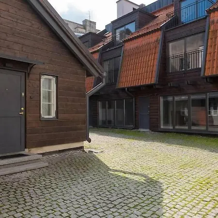 Апартаменти Cozy 3 Story House In Old Town *