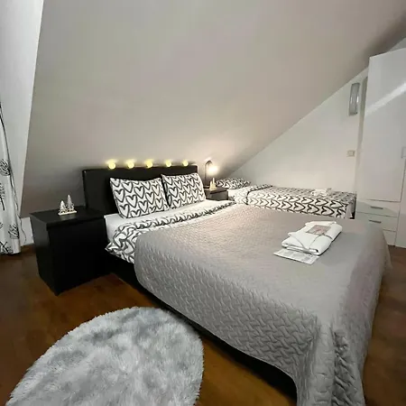 Апартаменти Cozy 3 Story House In Old Town *