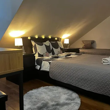 Апартаменти Cozy 3 Story House In Old Town